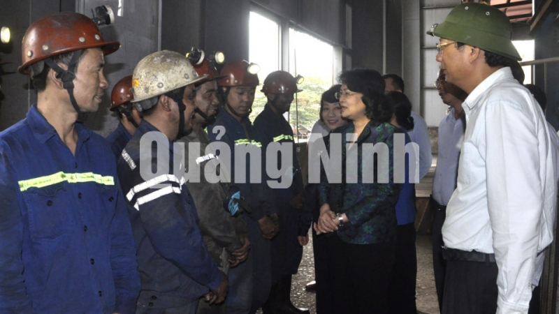 Phó Chủ tịch nước Đặng Thị Ngọc Thịnh xuống khu vực sản xuất để trò chuyện, thăm hỏi thợ mỏ (11-2018). Ảnh: Hồng Nhung