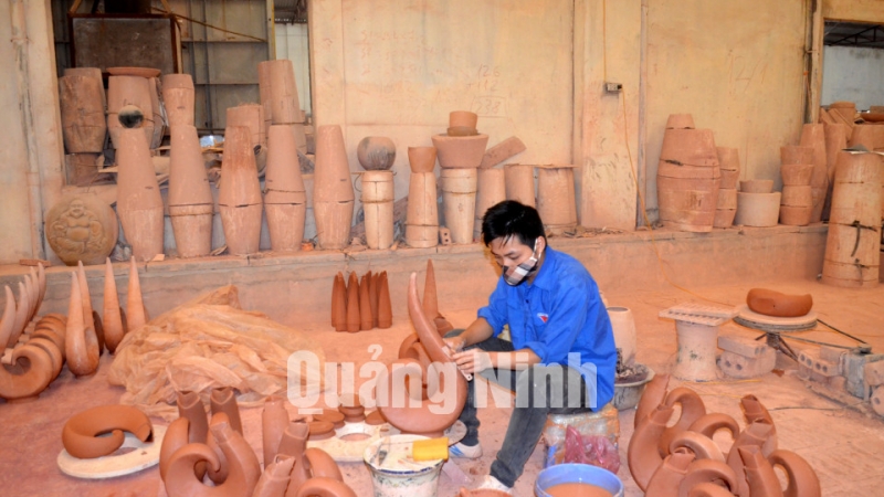 Sản xuất gốm tại Công ty CP Thành Đồng (5-2018). Ảnh: Thanh hằng