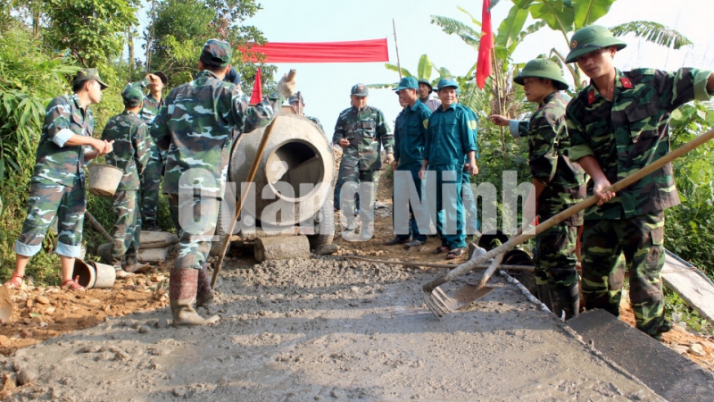 LLVT huyện Ba Chẽ hành quân dã ngoại tham gia làm đường bê tông tại xã Đồn Đạc. Ảnh: Quang Minh