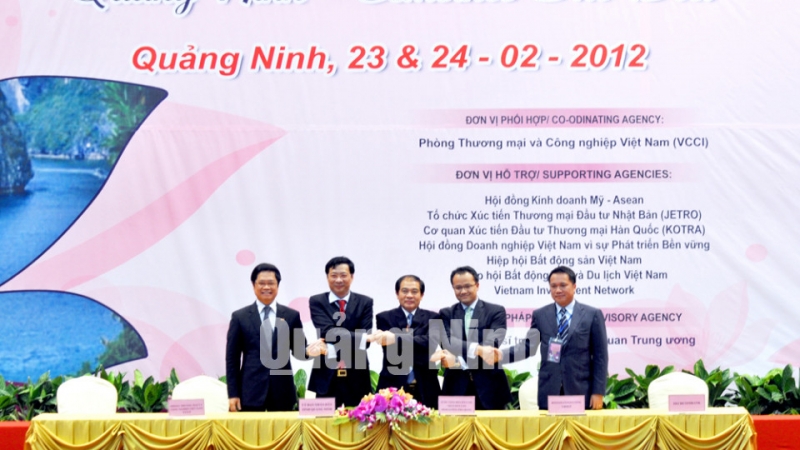 Đồng chí Nguyễn Văn Đọc, Phó Bí thư Tỉnh ủy, Chủ tịch UBND tỉnh ký thỏa thuận hợp tác với các nhà đầu tư chiến lược.