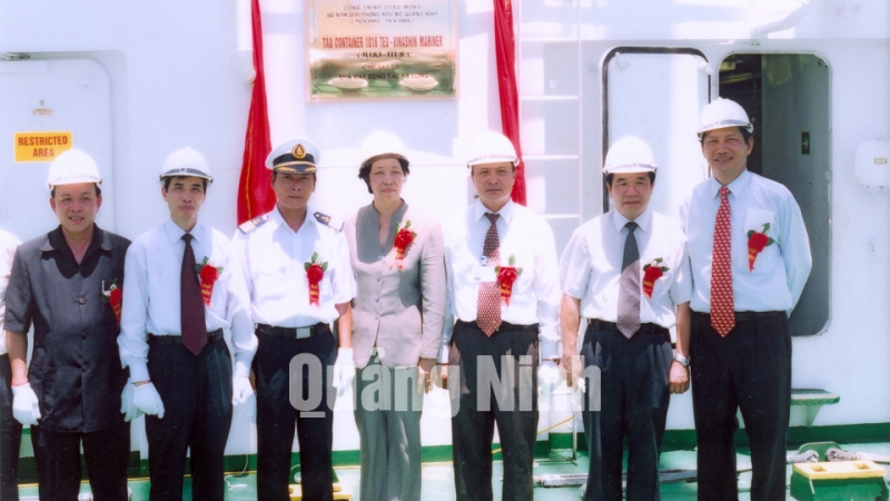 Lễ gắn biển Công trình chào mừng 50 năm giải phóng khu mỏ QN (25/4/1955-2005) trên tàu Container 1016TEU.