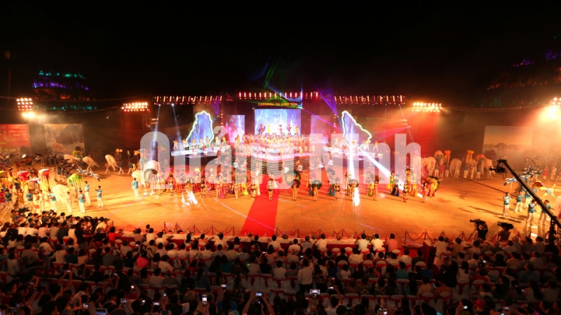 “Đại nhạc hội” Carnaval Hạ Long 2016 có sự tham gia của 1.600 diễn viên chuyên nghiệp và không chuyên. Ảnh: Khánh Giang