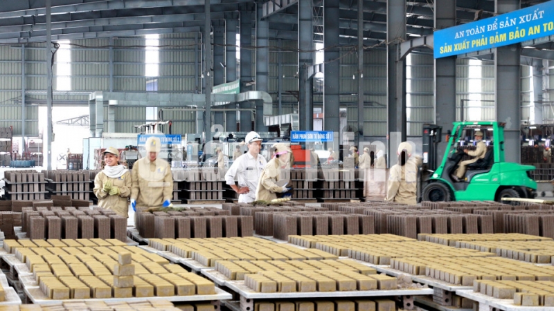 Sản xuất gạch tại Công ty CP Thanh Tuyền Group (9-2019). Ảnh: Mạnh Trường