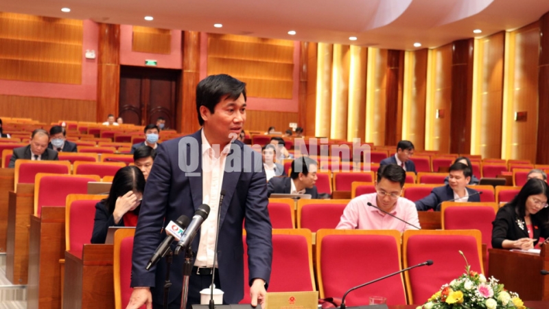 Đồng chí Nguyễn Tường Văn, Chủ tịch UBND tỉnh phát biểu tại phiên thảo luận tổ.