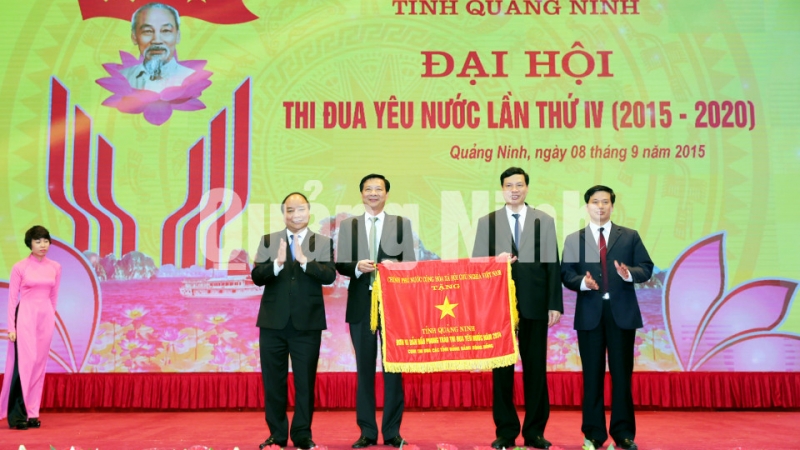 Đồng chí Nguyễn Xuân Phúc, Ủy viên Bộ Chính trị, Phó Thủ tướng Chính phủ trao cờ thi đua của Chính phủ cho lãnh đạo tỉnh Quảng Ninh (9-2015). Ảnh: Đỗ Phương