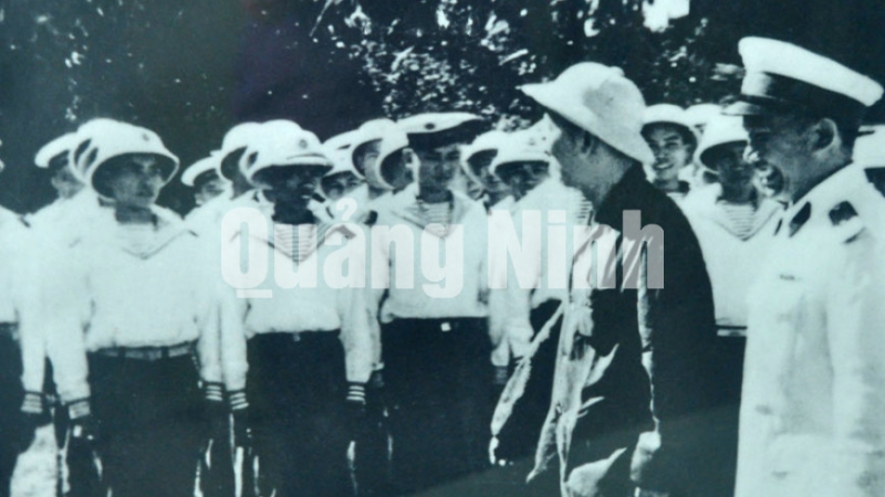 Chủ tịch Hồ Chí Minh thăm các đơn vị hải quân tại quân cảng Vạn Hoa (13-11-1962).