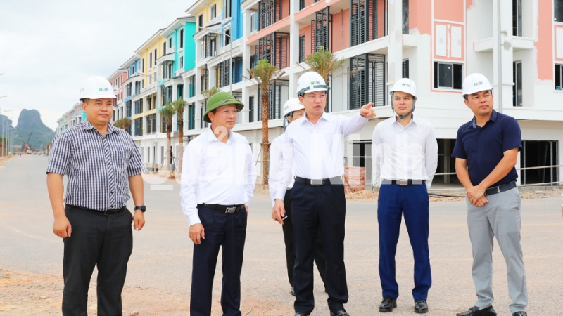 Bí thư Tỉnh ủy Nguyễn Xuân Ký kiểm tra công tác triển khai dự án Sonasea Vân Đồn Harbor City (5-2020). Ảnh: Đỗ Phương