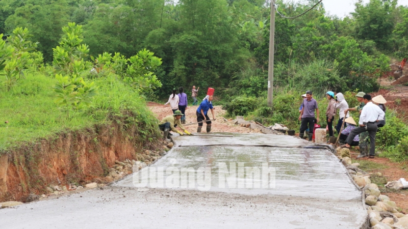 Người dân xây dựng tuyến đường Năm Gian, thôn Đồng Tâm, xã Dực Yên (Đầm Hà) (4-2016). Ảnh Phạm Tăng