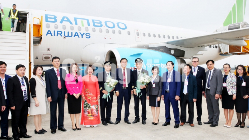 Bí thư Tỉnh ủy Nguyễn Văn Đọc tặng hoa chúc mừng phi hành đoàn lái chuyến bay đầu tiên đáp xuống sân bay Vân Đồn của hãng hàng không Bamboo Airways (2-2-2019). Ảnh: Đỗ Phương