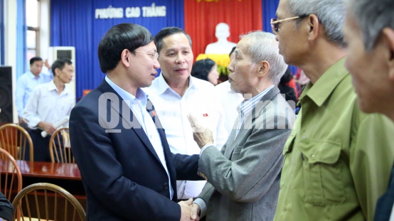 Bí thư Tỉnh ủy Nguyễn Xuân Ký trò chuyện với cử tri 2 phường Cao Thắng và Hà Lầm (11-2019). Ảnh: Hùng Sơn