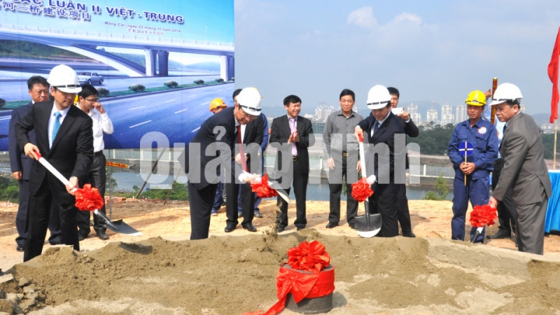 Sáng 22-11-2014, tại TP Móng Cái, UBND tỉnh đã tổ chức khởi công Dự án xây dựng cầu Bắc Luân II. Ảnh: Thái Cảnh