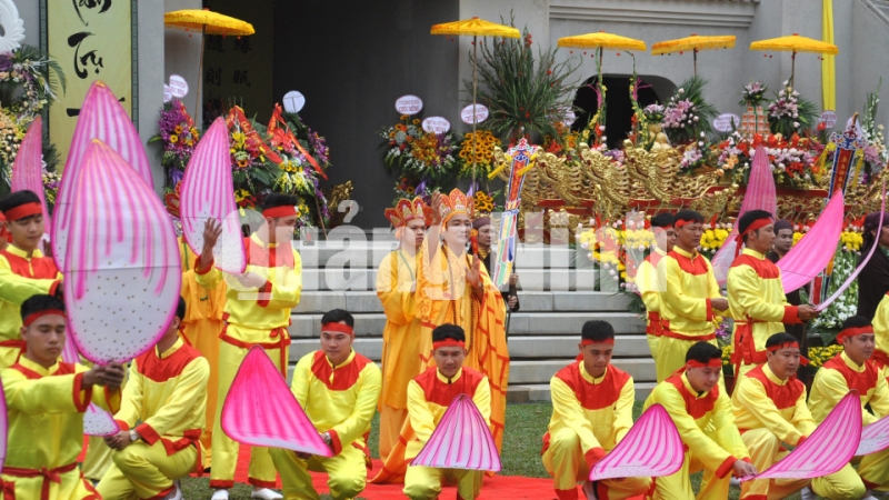 Màn hát múa diễn tích tái hiện công đức của Phật hoàng Trần Nhân Tông tại hội xuân Yên Tử 2018. Ảnh: Minh Hà