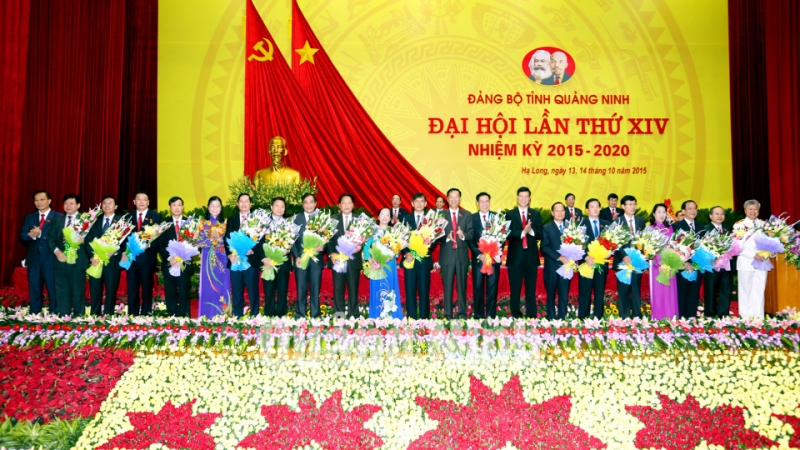 Đồng chí Nguyễn Văn Đọc tặng hoa chia tay các đồng chí không tham gia Ban Chấp hành