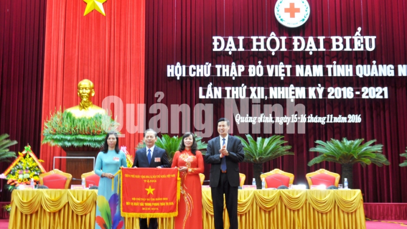 Đồng chí Nguyễn Đức Long, Phó Bí thư Tỉnh ủy, Chủ tịch UBND tỉnh trao Cờ thi đua của Chính phủ cho Hội CTĐ tỉnh.