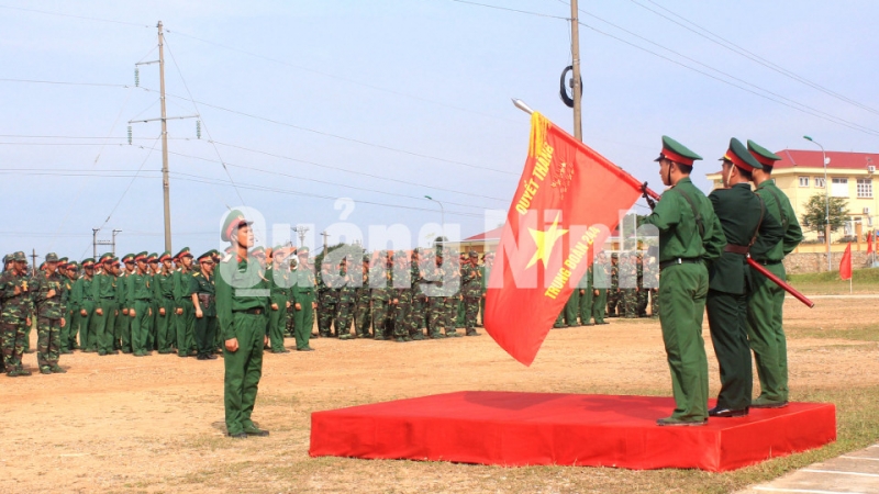 Chiến sĩ mới thuộc Trung đoàn 244 (phường Nam Khê - TP Uông Bí) tuyên thệ trước quốc kỳ tại lễ tuyên thệ chiến sĩ mới năm 2016 do Bộ CHQS tỉnh Quảng Ninh tổ chức. Ảnh: Văn Đảm (Bộ CHQS tỉnh)