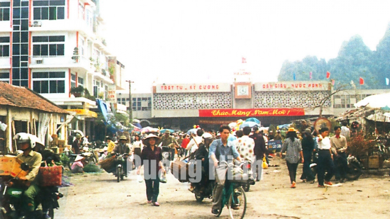 Nằm ở trung tâm TP Hạ Long, chợ Hạ Long là chợ đầu mối lớn nhất của tỉnh Quảng Ninh. (Trong ảnh: Chợ Hạ Long những năm 1990). Ảnh: Đào Xuân Cáp
