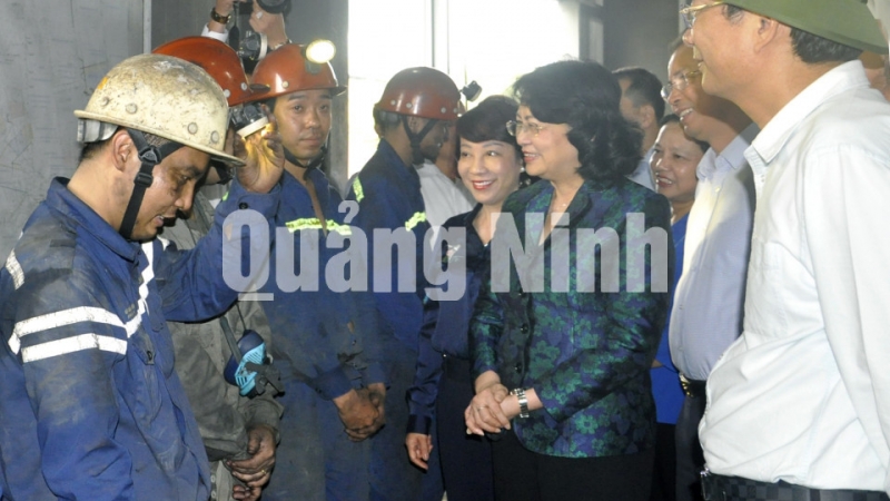 Phó Chủ tịch nước Đặng Thị Ngọc Thịnh xuống khu vực sản xuất để trò chuyện, thăm hỏi thợ mỏ (11-2018). Ảnh: Hồng Nhung