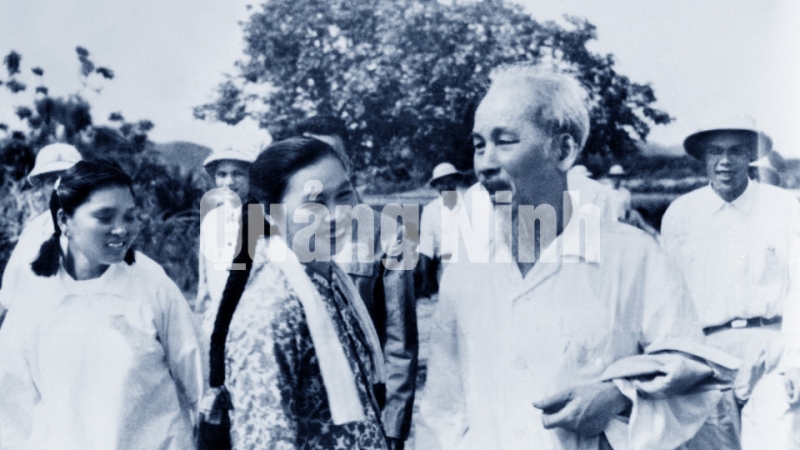 Chủ tịch Hồ Chí Minh thăm hỏi đời sống người dân trên đảo Cô Tô.