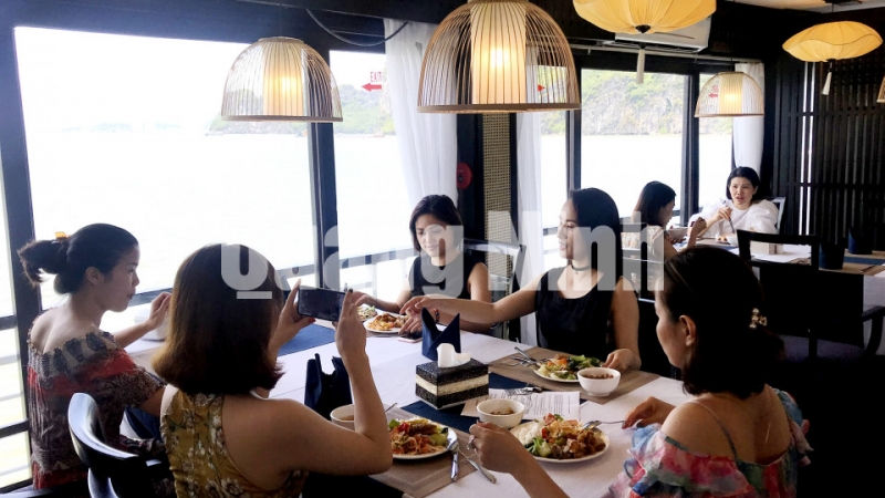 Du khách trải nghiệm dịch vụ ẩm thực trên tàu nghỉ đêm tại Vịnh Hạ Long (7-2020). Ảnh: Hoàng Quỳnh