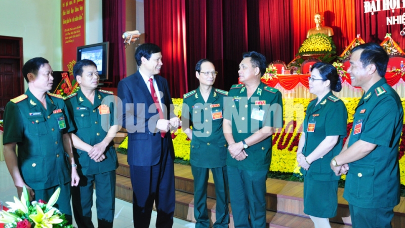 Đồng chí Nguyễn Đức Long, Phó Bí thư Tỉnh ủy, Chủ tịch UBND tỉnh trò chuyện với đại biểu dự Đại hội.