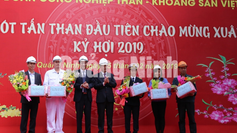 Bí thư Tỉnh ủy tặng quà tết cho cán bộ, công nhân Công ty Kho vận và Cảng Cẩm Phả, thủy thủ của tàu đầu tiên xông Cảng Cẩm Phả (5-2-2019). Ảnh: Nguyễn Huế