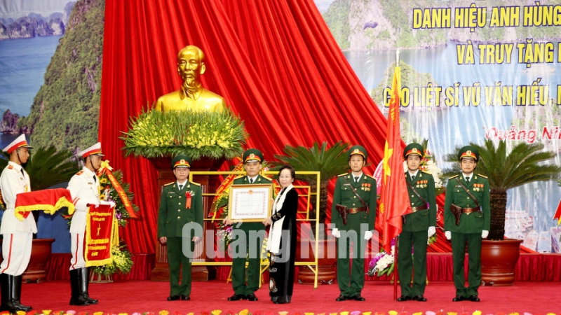 Thừa ủy quyền của Chủ tịch nước, Phó Chủ tịch nước Nguyễn Thị Doan trao danh hiệu Anh hùng LLVTND cho LLVT tỉnh.