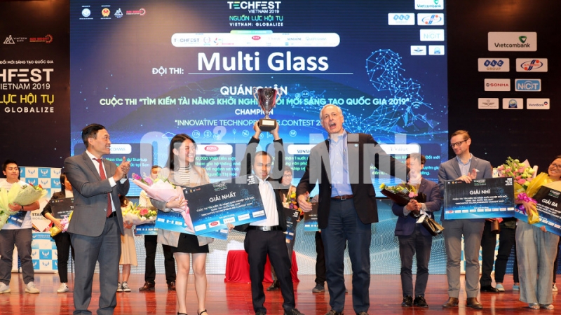 Ban tổ chức trao giải nhất cuộc thi chung kết tài năng khởi nghiệp sáng tạo quốc gia cho đội Multi Glass (12-2019). Ảnh: Đỗ Phương