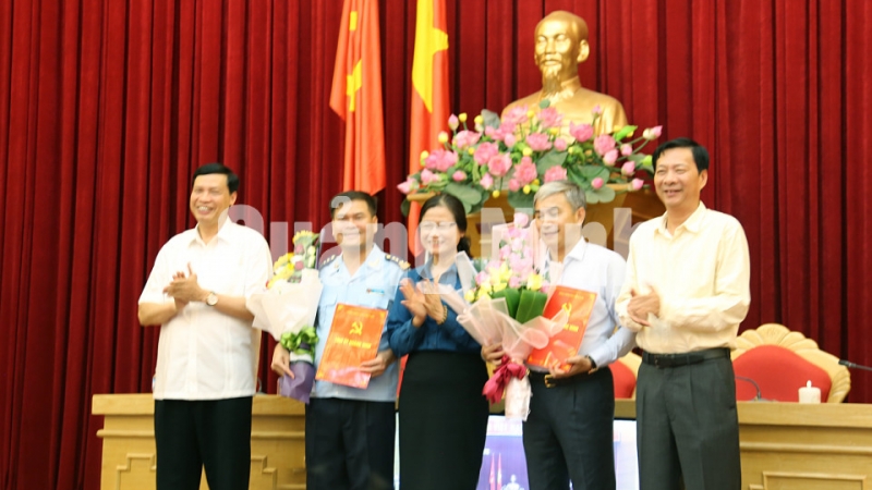 Các đồng chí lãnh đạo tỉnh tặng hoa chúc mừng hai đồng chí được chỉ định vào Ban Chấp hành Đảng bộ tỉnh, nhiệm kỳ 2015-2020 (7-2018). Ảnh: Nguyễn Huế