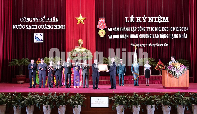Công ty CP Nước sạch Quảng Ninh tổ chức lễ kỷ niệm 40 năm thành lập 1-10 (1976-2016) và đón nhận Huân chương Lao động Hạng nhất. Ảnh: Lương Giang
