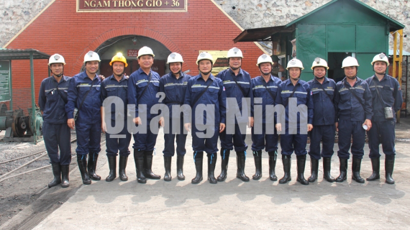 Lãnh đạo LĐLĐ tỉnh và Công đoàn Than - Khoáng sản Việt Nam chúc mừng và chụp ảnh lưu niệm cùng công nhân lò chợ 41101 đầu tiên của Than Núi Béo đi vào hoạt động. Ảnh: Hoàng Hiền (CTV)