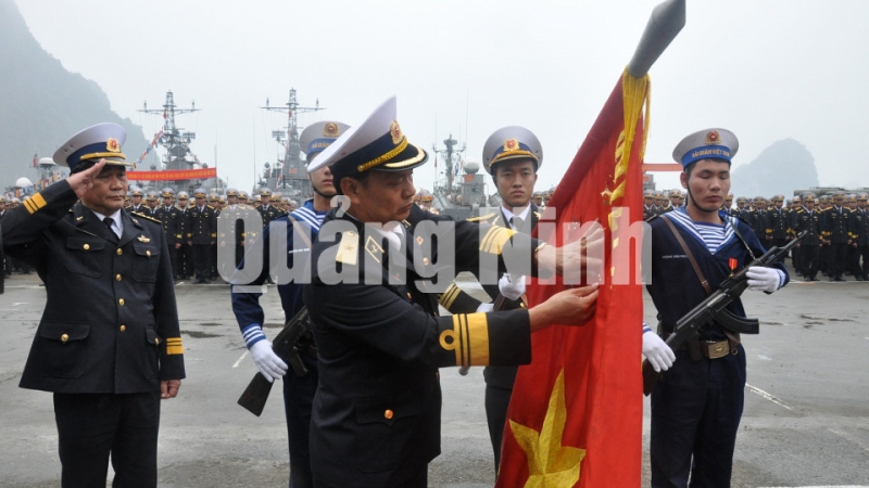 Lãnh đạo Quân chủng Hải quân trao Huân chương Bảo vệ Tổ quốc hạng Nhì cho Lữ đoàn 170, năm 2014. Ảnh: Quang Minh