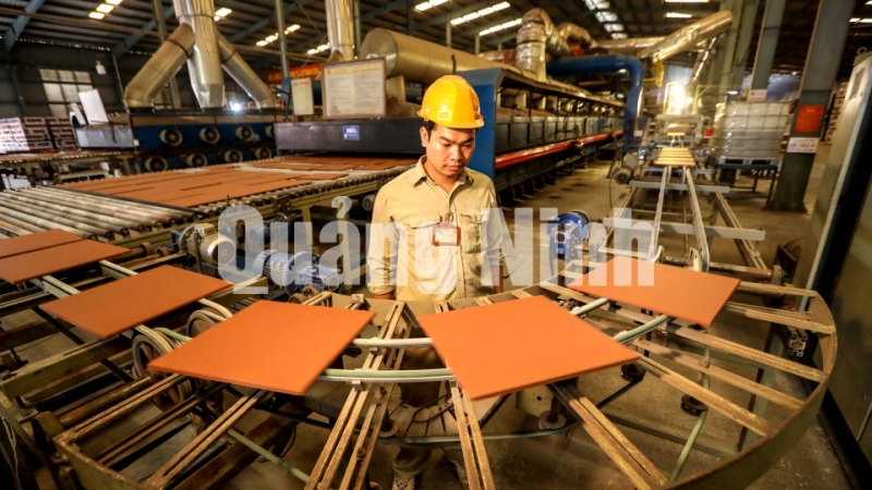 Sản xuất gạch ốp lát tại Công ty CP Gốm Đất Việt (7-2020). Ảnh: Phạm Học
