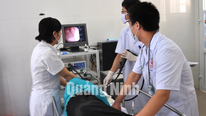 Thực hiện kỹ thuật nội soi dạ dày tại Trung tâm Y tế huyện Đầm Hà. Ảnh: Hoàng Quý