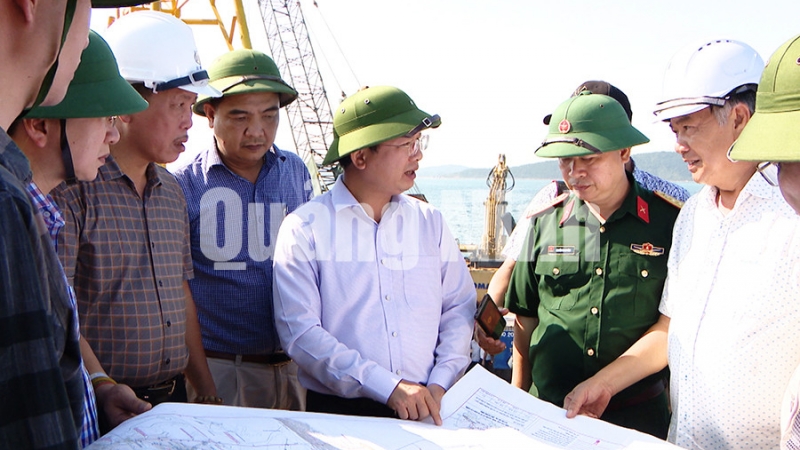 Đồng chí Cao Tường Huy, Phó Chủ tịch UBND tỉnh kiểm tra công tác thi công hạ ngầm đường điện ra đảo Trần (5-2020). Ảnh: Thành Công