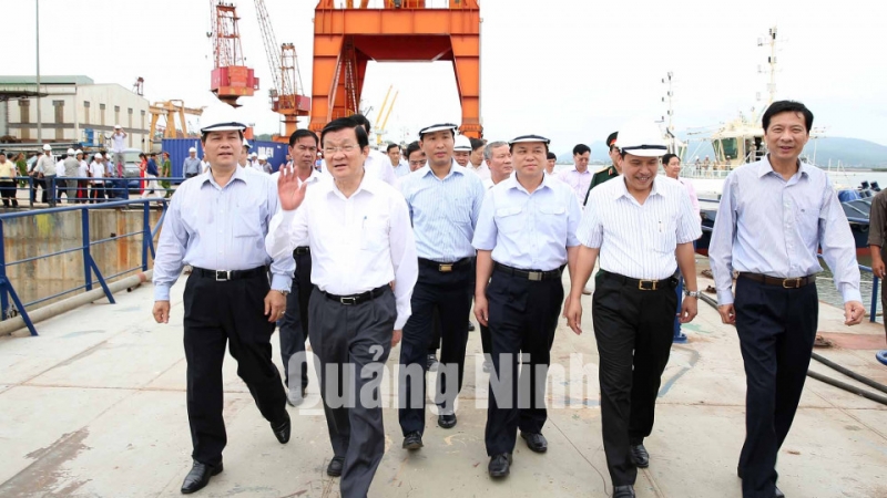 Chủ tịch nước Trương Tấn Sang tới thăm Công ty TNHH MTV Đóng tàu Hạ Long.