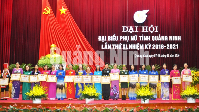 Đồng chí Nguyễn Thị Vinh, Chủ tịch Hội LHPN tỉnh trao Bằng khen của Hội LHPN tỉnh cho các tập thể đạt thành tích xuất sắc trong công tác hội và phong trào phụ nữ, nhiệm kỳ 2011-2016.