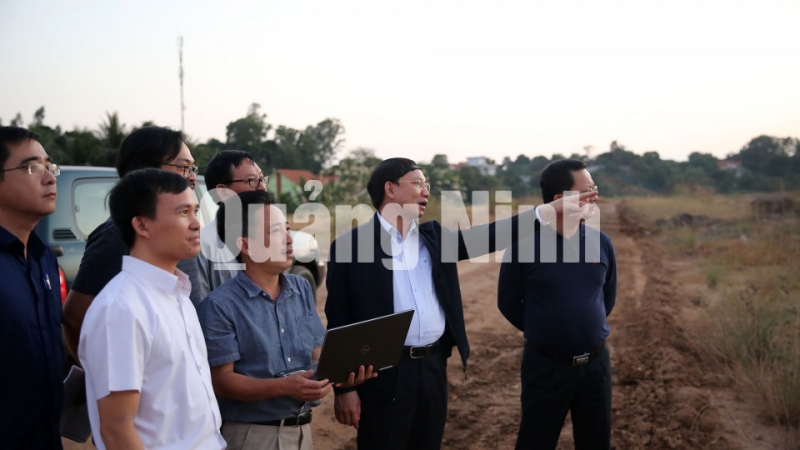 Đồng chí Bí thư Tỉnh ủy kiểm tra hiện trạng dự án khu sân golf Tuần Châu (11-2019). Ảnh: Hùng Sơn.