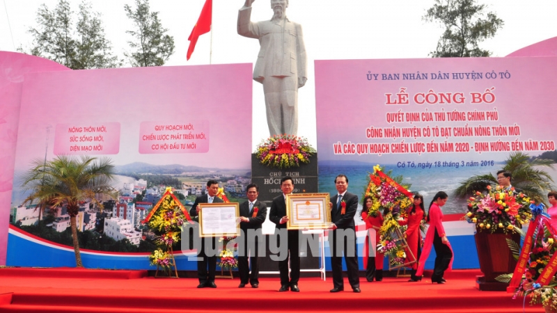 Ngày 18-3, Phó Thủ tướng Vũ Văn Ninh trao Quyết định của Thủ tướng Chính phủ công nhận đạt chuẩn NTM cho huyện Cô Tô. Ảnh: Ngọc Hà
