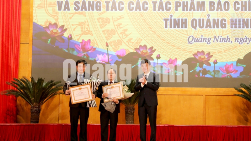 Lãnh đạo tỉnh trao Bằng khen cho 2 tập thể có thành tích xuất sắc trong Cuộc thi sáng tác các tác phẩm báo chí về công tác xây dựng Đảng (1-2020). Ảnh: Thu Chung