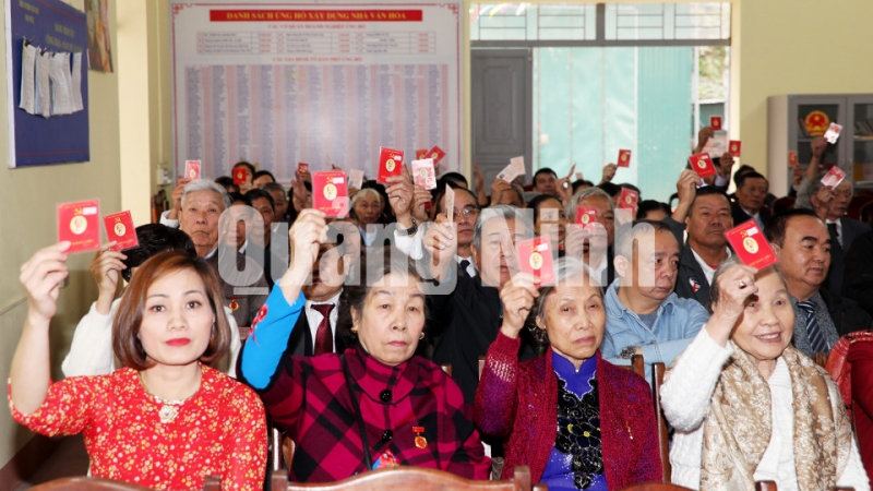 Đại biểu khu 6, phường Bãi Cháy, TP Hạ Long biểu quyết thông qua công tác nhân sự bầu chi ủy chi bộ nhiệm kỳ 2020-2022 (1-2020).