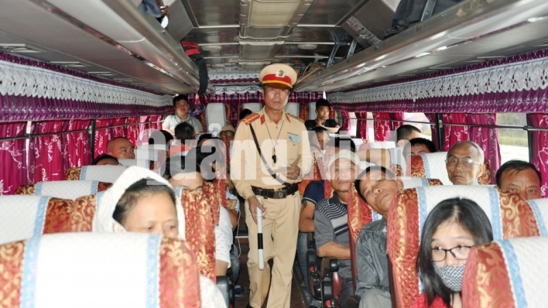 Lực lượng CSGT công an tỉnh kiểm tra phương tiện xe khách lưu thông trên QL 18 (đoạn qua địa bàn Đại Yên, TP Uông Bí). Ảnh: Nguyễn Duy