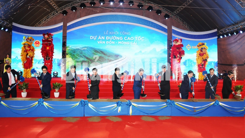 Ngày 3-4-2019, tại huyện Vân Đồn, tỉnh Quảng Ninh đã long trọng tổ chức Lễ khởi công Dự án Cao tốc Vân Đồn - Móng Cái. Ảnh: Đỗ Phương