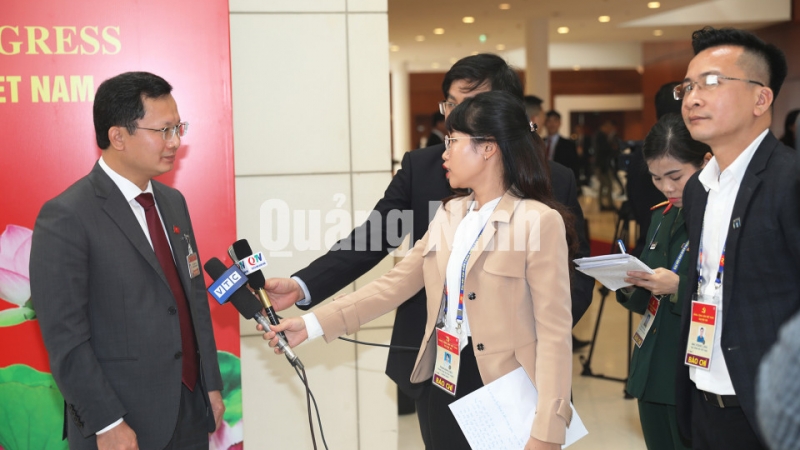 Phó Chủ tịch Thường trực UBND tỉnh Cao Tường Huy trả lời báo chí bên lề Đại hội (1-2021). Ảnh: Đỗ Phương