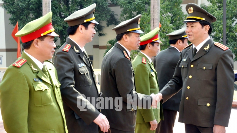 Đại tướng Trần Đại Quang duyệt đội ngũ và thăm CBCS Công an Quảng Ninh. Ảnh Tuấn Hương