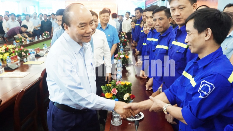 Thủ tướng trực tiếp thăm hỏi động viên các công nhân đang làm việc tại Công ty CP Than Hà Lầm (5-2020). Ảnh: Trung tâm Truyền thông Quảng Ninh