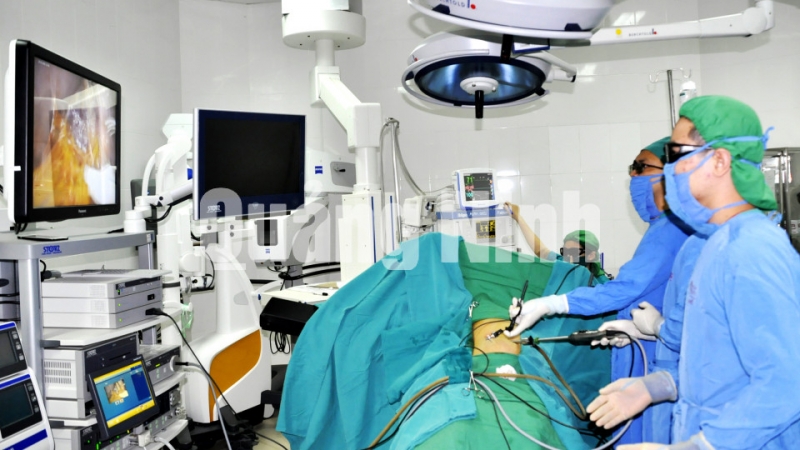 Các bác sỹ tại Bệnh viện Bãi Cháy tiến hành mổ nội soi túi mật ứng dụng công nghệ 3D (2-2018). Ảnh: Minh Đức