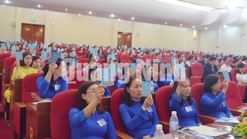 Đại biểu tham dự Đại hội biểu quyết thông qua Nghị quyết Đại hội phụ nữ tỉnh lần thứ XI.