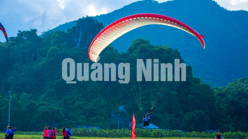 Trải nghiệm bay dù lượn tại xã Sơn Dương, huyện Hoành Bồ, tháng 9-2019. Ảnh: Đỗ Phương