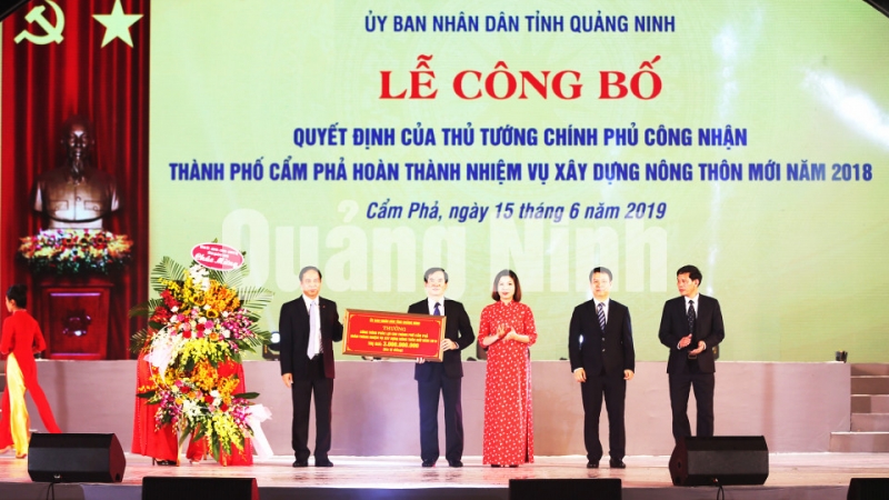 Đồng chí Đặng Huy Hậu, Phó Chủ tịch Thường trực UBND tỉnh trao thưởng số tiền 3 tỷ đồng cho 3 địa phương của TP Cẩm Phả hoàn thành xây dựng NTM (6-2019). Ảnh: Đỗ Phương
