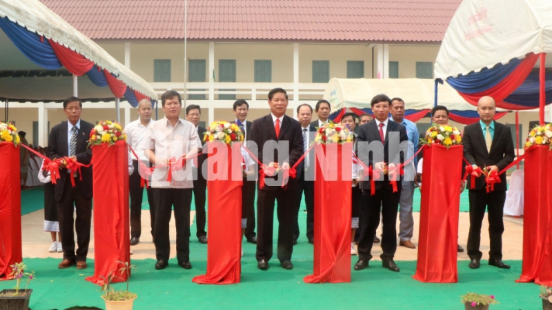 Lễ cắt băng bàn giao Trường Tiểu học Hữu nghị Luông Pha Băng – Quảng Ninh (4-2019). Ảnh: Quốc Thắng